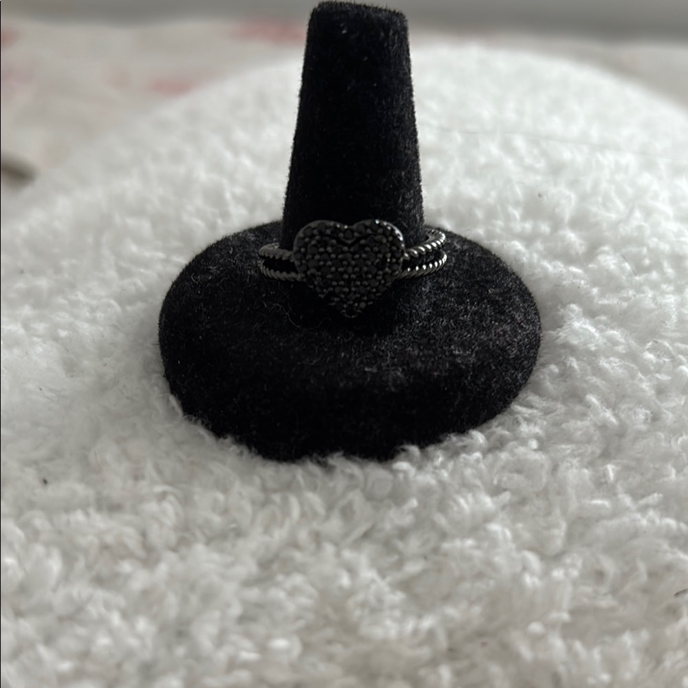 Elegant Black Heart Ring